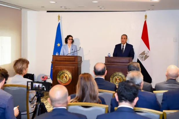 مؤتمر صحافي بالقاهرة لوزير الخارجية المصري ومفوضة الأزمات الأوروبية (الخارجية المصرية)
