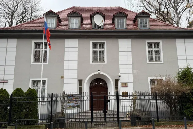 القنصلية الروسية في غدانسك التي أغلقها وزير الخارجية البولندي رادوسلاف سيكورسكي (رويترز)