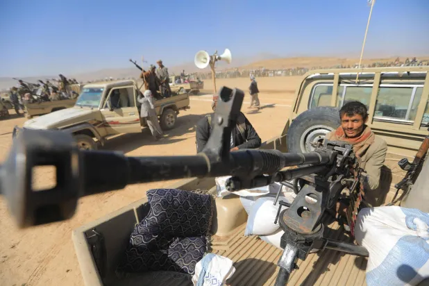 مسلحون حوثيون يستعرضون قوتهم خلال تجمع شمال صنعاء (أ.ف.ب)