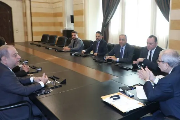 نواف سلام خلال اجتماعه بوفد من «نادي الصحافة» (حسابه على «إكس»)