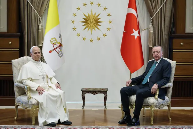 الرئيس التركي رجب طيب أردوغان (يمين) مع البابا ليو الرابع عشر خلال حفل استقبال رسمي في المجمع الرئاسي بأنقرة (أ.ف.ب)