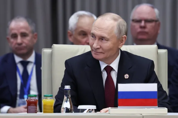 الرئيس الروسي فلاديمير بوتين خلال مؤتمر في بيشكك عاصمة قرغيزستان (إ.ب.أ)