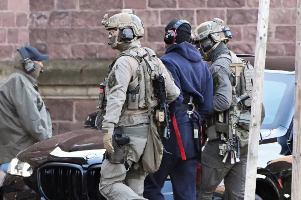 الشرطة ترافق سيرغي.ك قبل جلسة استماع مع المدعي العام الاتحادي الألماني في كارلسروه يوم 27 نوفمبر 2025 وهو المشتبه به في تنسيق تخريب خط أنابيب الغاز نورد ستريم عام 2022 (د.ب.أ)