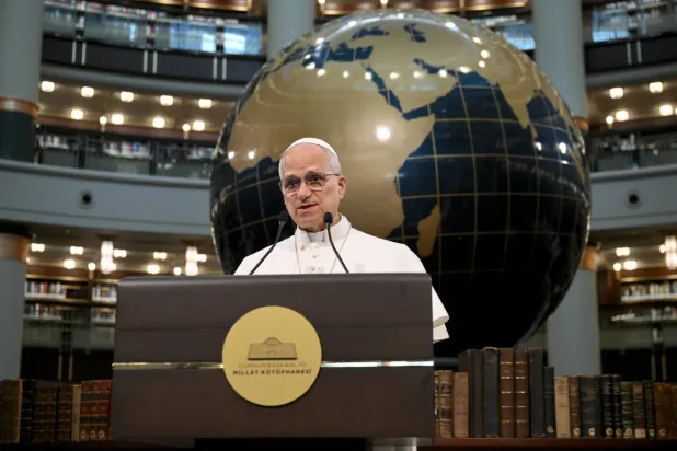 البابا يلقي كلمة في مكتبة أنقرة الوطنية يوم 27 نوفمبر (إ.ب.أ)