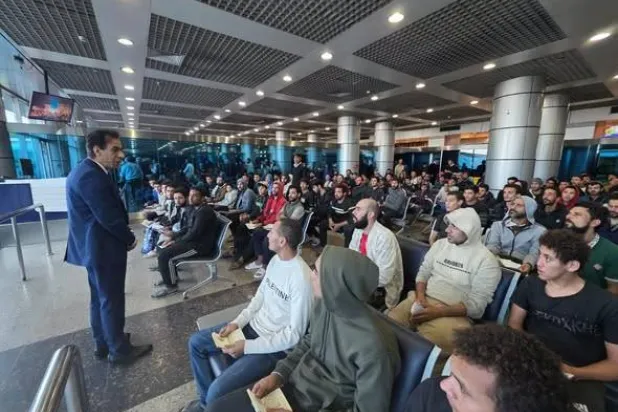 عدد من المصريين الذي تمت استعادتهم من ليبيا (وزارة الخارجية المصرية)