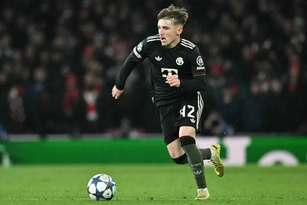 لينارت كارل خلال مواجهة البايرن أمام آرسنال (أ.ف.ب)