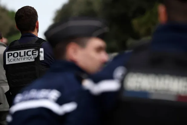 عنصران من الشرطة الفرنسية (رويترز)