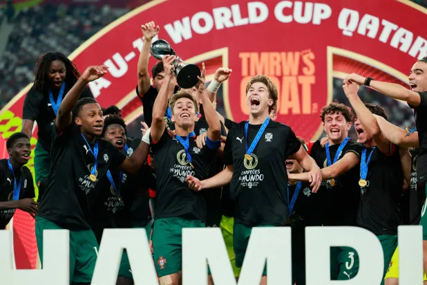 لاعبو البرتغال لحظة تتويجهم باللقب الكبير (أ.ف.ب)