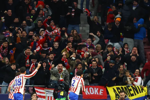 أتلتيكو تلقى عقوبة الحرمان من بيع تذاكر مباراة واحدة للفريق خارج ملعبه (رويترز)