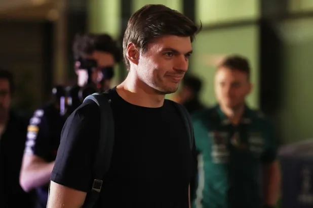 فرستابن في طريقة إلى قاعة المؤتمر الصحافي بحلبة الدوحة (أ.ب) 