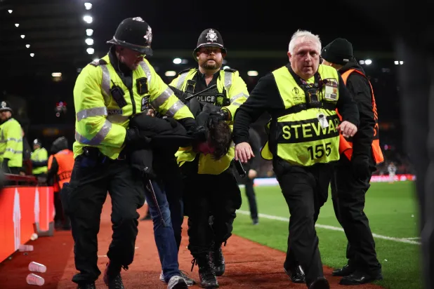 الشرطة البريطانية تقتاد مشجعاً من مدرجات يونغ بويز السويسري (أ.ف.ب)