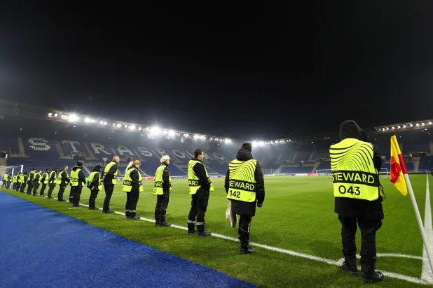 الشغب الجماهيري ألقى بظلاله على المباراة (رويترز)
