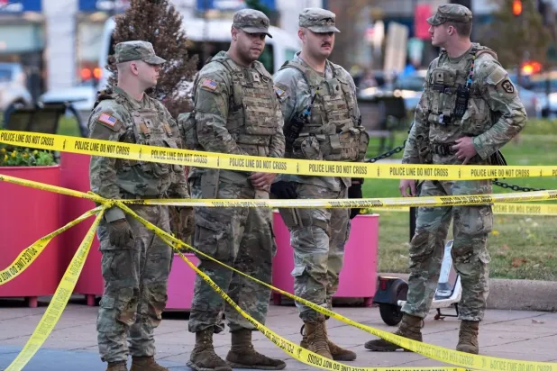 عناصر من «الحرس الوطني» في موقع الحادث قرب البيت الأبيض (أ.ب)