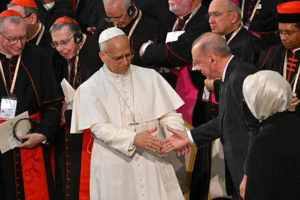 الرئيس التركي مرحباً ببابا الفاتيكان في القصر الرئاسي في أنقرة أمس (أ.ف.ب)