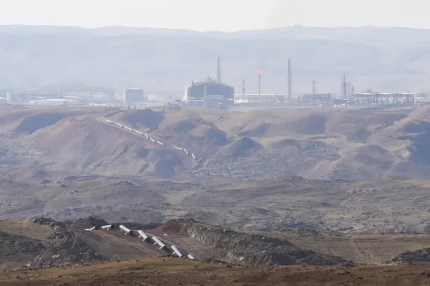 Süleymaniye ilindeki Çamçemal yakınlarında füze saldırısının ardından Kormor gaz sahası (Reuters)
