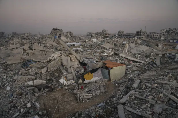 خيمة مؤقتة تقف وسط الدمار الواسع النطاق في مدينة غزة... 27 نوفمبر 2025 (أ.ب)