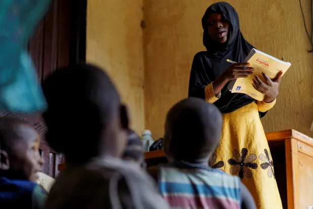 نانا عائشة شمس الدين تُعلّم إخوتها الأصغر وجيرانها في منزل والديها في مينا بعد إغلاق جميع المدارس الحكومية بسبب انعدام الأمن في ولاية النيجر بنيجيريا يوم 27 نوفمبر 2025 (رويترز)