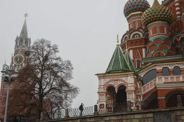 24 Kasım 2025'te Moskova'daki Kremlin'deki Spasskaya Kulesi ve Kızıl Meydan'daki Aziz Vasil Katedrali (EPA)