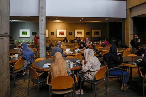 تجمع الأفغان في المركز الوطني للمؤتمرات في ليزبورج (فرجينيا) الذي كان بمثابة موقع مأوى مؤقت خلال عملية الترحيب بالحلفاء في عام 2022 (غيتي)