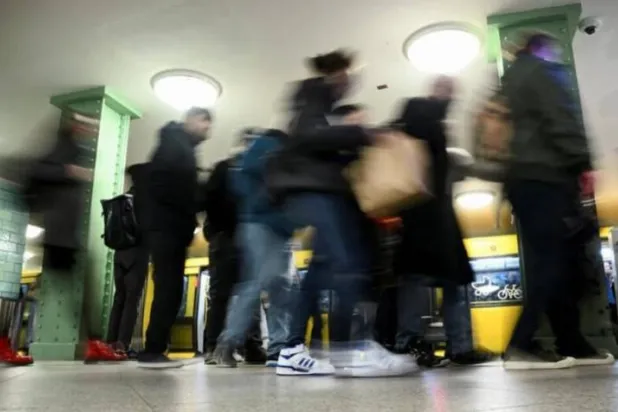 مسافرون يسيرون على رصيف مترو محطة ألكسندر بلاتز في برلين (رويترز)