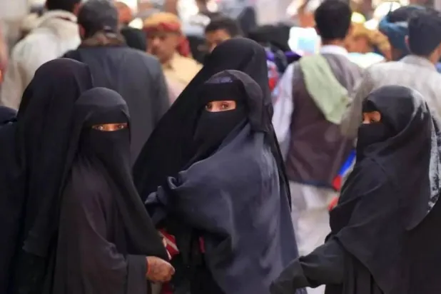 يمنيات في سوق بالعاصمة المختطَفة صنعاء (أ.ف.ب)