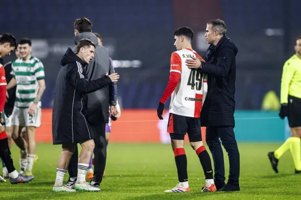 روبن فان بيرسي مدرب فينوورد وابنه شاكيل (إ.ب.أ)