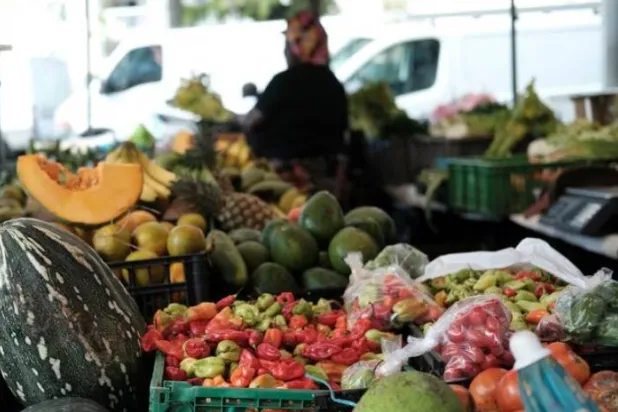 تُعرض الفواكه والخضراوات المزروعة محلياً للبيع في سوق بمدينة فورت دو فرانس (رويترز)