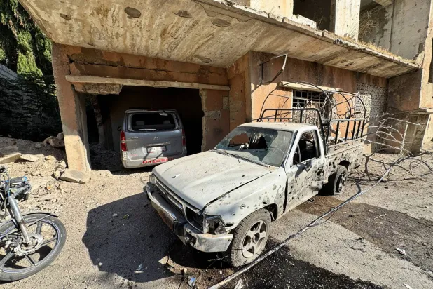 مركبات متضررة بالقرب من موقع غارة إسرائيلية يوم الجمعة في بيت جن... سوريا 28 نوفمبر 2025 (رويترز)