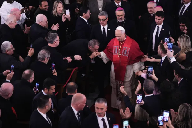 البابا ليو خلال لقاء مع الأساقفة والكهنة والشمامسة والمسؤولين الروحيين في الشرق الأوسط (أ.ب)