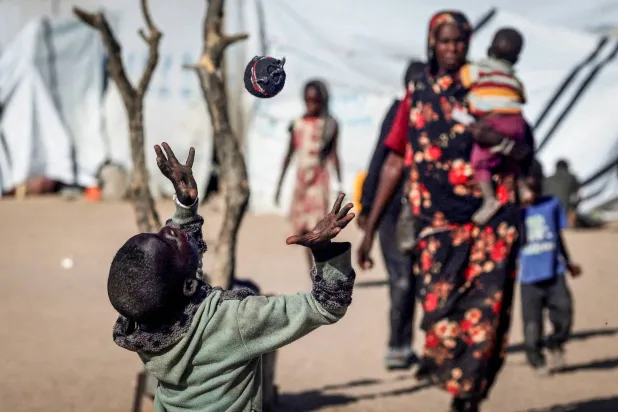 لاجئون سودانيون من الفاشر في مخيم للاجئين شرق تشاد - 23 نوفمبر 2025 (رويترز)