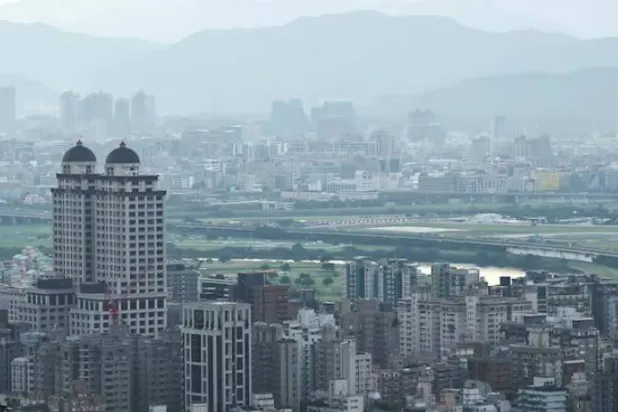 منظر عام لأفق مدينة تايبيه، عاصمة تايوان، عند شروق الشمس (رويترز)