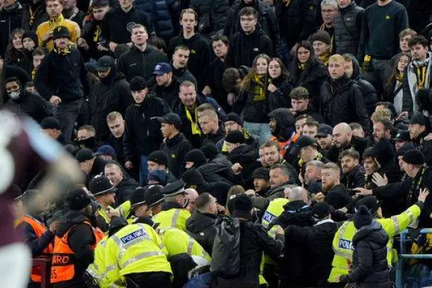 مشجعو يانغ بويز السويسري اعتدوا على الشرطة البريطانية في فيلا بارك (رويترز)