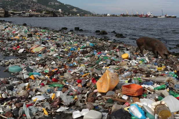 أزمة التلوث البلاستيكي تمثل تحدياً بيئياً عالمياً (رويترز)