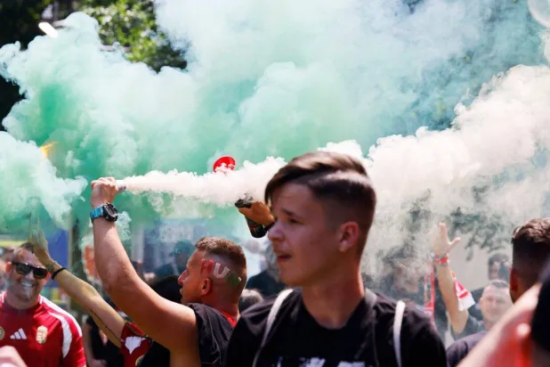 الجماهير الألمانية تثير التساؤلات (رويترز)