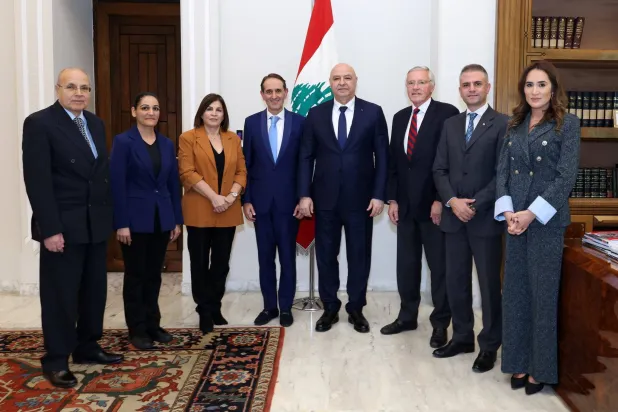 جوزف عون، رئیس جمهوری لبنان، در حال استقبال از خالد خِیاری، معاون دبیرکل سازمان ملل