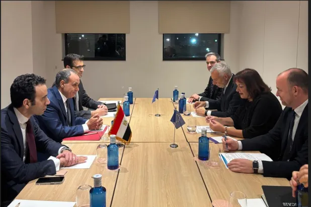 وزير الخارجية المصري بدر عبد العاطي خلال محادثات مع مفوضة الاتحاد الأوروبي للمتوسط دوبرافكا سويتشا (الخارجية المصرية)