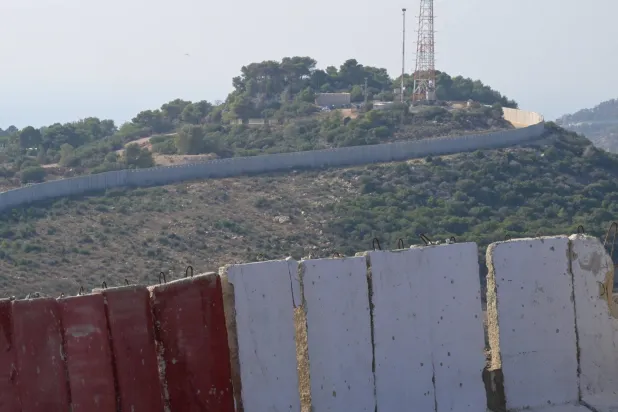 الجدار الذي بنته إسرائيل عند الحدود اللبنانية (الشرق الأوسط)