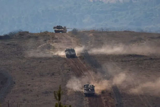  İsrail'i Lübnan'dan ayıran sınır boyunca devriye gezen İsrail güçleri, 24 Kasım 2025 (AFP)