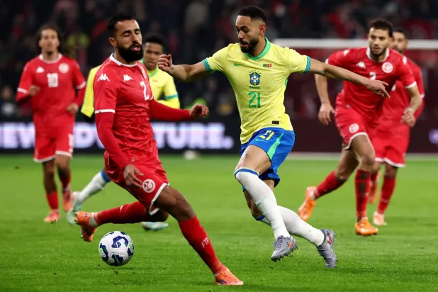 ماتيوس كونيا (يمين) يواصل الغياب عن مان يونايتد (أ.ف.ب)