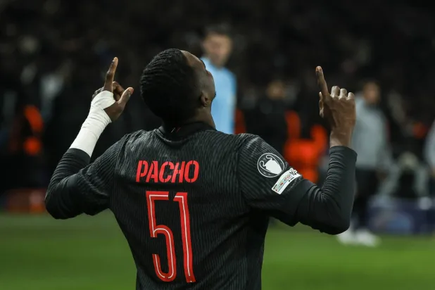 الإكوادوري ويليام باتشو مدافع باريس سان جيرمان (إ.ب.أ)