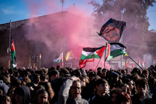 مسيرة احتجاجية ضد الحكومة الإيطالية في روما (د.ب.أ)