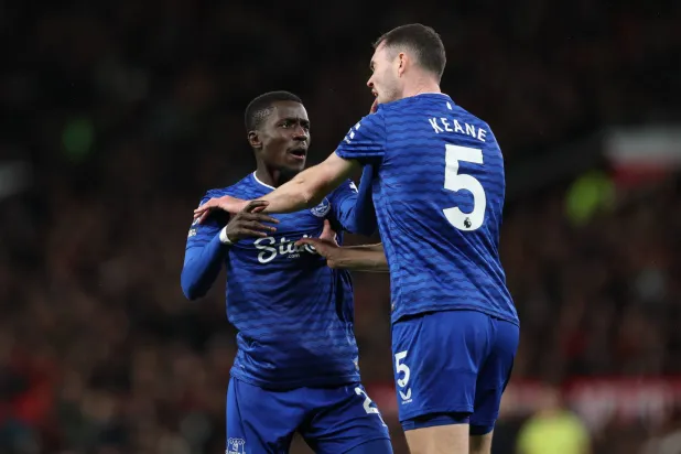 إدريسا غانا غاي صفع زميله مايكل كين ونال البطاقة الحمراء (إ.ب.أ)