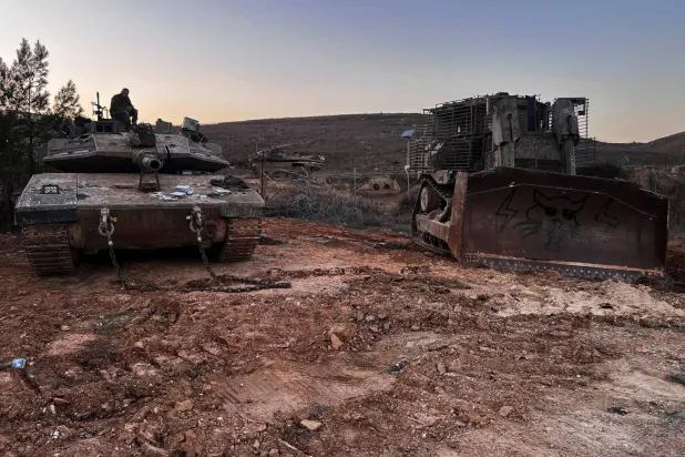 آليات عسكرية إسرائيلية على حدود لبنان (رويترز)