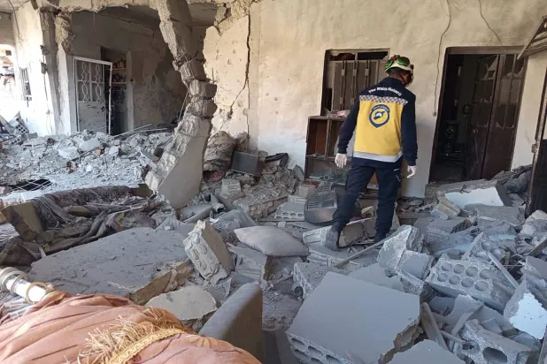 دمار بمنزل قصفه الجنود الإسرائيليون في بيت جن السورية الجمعة (الدفاع المدني السوري - أ.ب)