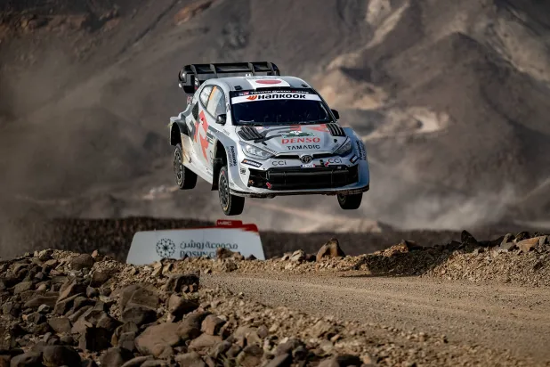 سيارة أحد المتسابقين تحلق في الهواء خلال منافسات الرالي (الشرق الأوسط)