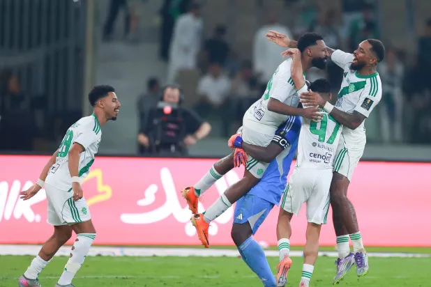 لاعبو الأهلي يحتفلون مع البريكان صاحب الركلة الحاسمة (تصوير: عدنان مهدلي)