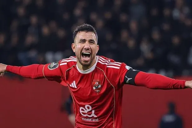 تريزيغيه لاعب الأهلي محتفلاً بالهدف (النادي الأهلي) 