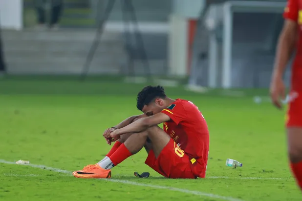 مصعب الجوير لاعب القادسية حزيناً بعد خروج فريقه من كأس الملك (تصوير: عدنان مهدلي)