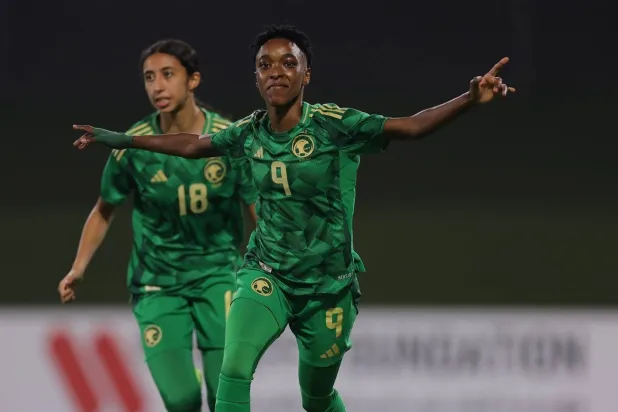 البندري مبارك لاعبة الأخضر تحتفل بهدفها في الإمارات (الشرق الأوسط)