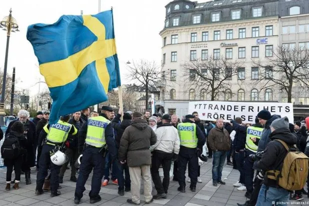 العلم السويدي يخفق وسط الشرطة والمدنيين (د ب آ)